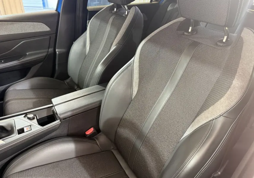 Gros plan sur les sièges avant en tissu et cuir noir de la Peugeot 308 PureTech 130 S&S Allure Pack 2023.