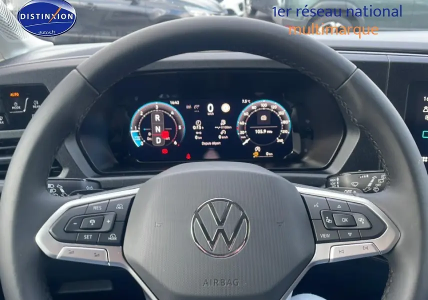Vue intérieure du volant cuir multifonction du Volkswagen Caddy 2.0 TDI 122 DSG7, avec commandes au volant visibles côté droit.