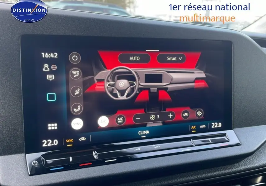 Écran tactile central affichant le réglage de la climatisation dans un Volkswagen Caddy gris argent 2025.