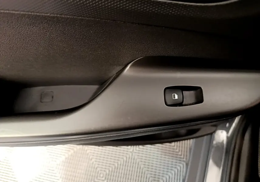 Détail de la commande de verrouillage des portes sur la portière côté conducteur d’un Hyundai Kona électrique 2021, intérieur noir.