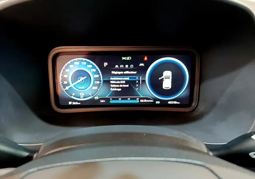 Vue rapprochée du tableau de bord numérique du Hyundai Kona électrique 2021, affichage des réglages utilisateur.