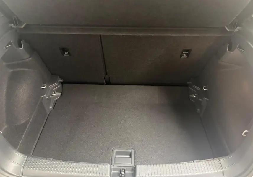 Coffre vide vu de face, revêtement noir, espace de rangement du Volkswagen T-Cross 2024.