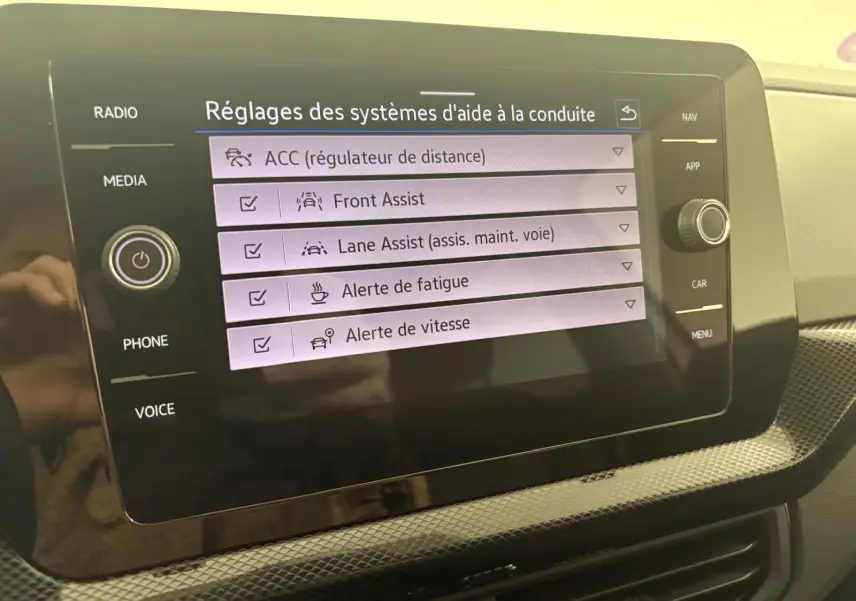 Écran tactile intérieur affichant les réglages d'aide à la conduite du Volkswagen T-Cross 2024, version Reflet d'Argent.