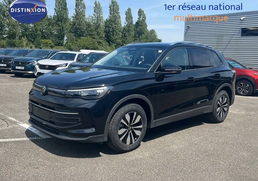 Volkswagen Tiguan 2026 noir grenadilla métal en 3/4 avant droit avec jantes alliage et calandre épurée.