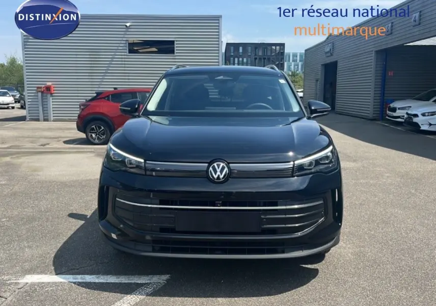 Volkswagen Tiguan noir Grenadilla métal vu de face, mettant en valeur sa calandre et ses phares LED fins.