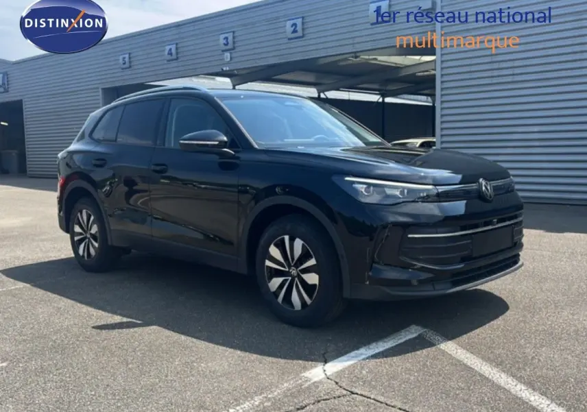 Volkswagen Tiguan 1.5 TSI noir grenadilla métal, vue 3/4 avant droite, finition moderne et jantes stylisées.