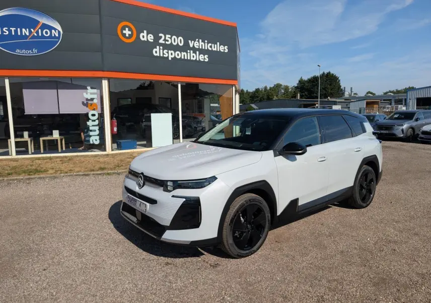 Citroën C5 Aircross blanc 3/4 avant droit avec toit noir Perla Nera et jantes alliage noires.
