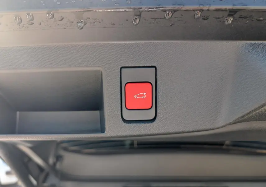 Bouton rouge d'ouverture électrique du hayon sur la partie intérieure d'un Citroën C5 Aircross blanc.