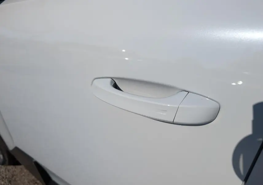 Poignée de porte côté gauche blanche du Citroën C5 Aircross 2026 avec finition lisse et intégration discrète.