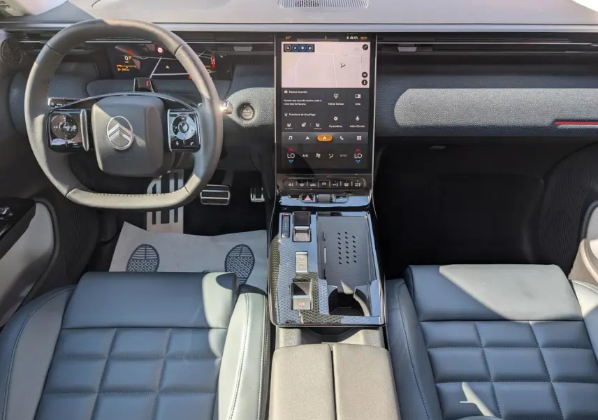 Vue intérieure avant du Citroën C5 Aircross 2026 avec sièges gris, volant multifonctions et écran tactile vertical.