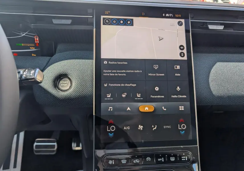 Vue intérieure du tableau de bord du Citroën C5 Aircross blanc, avec écran tactile vertical et bouton start/stop.