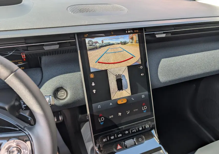 Vue intérieure centrée sur l'écran tactile vertical du tableau de bord du Citroën C5 Aircross 2026.