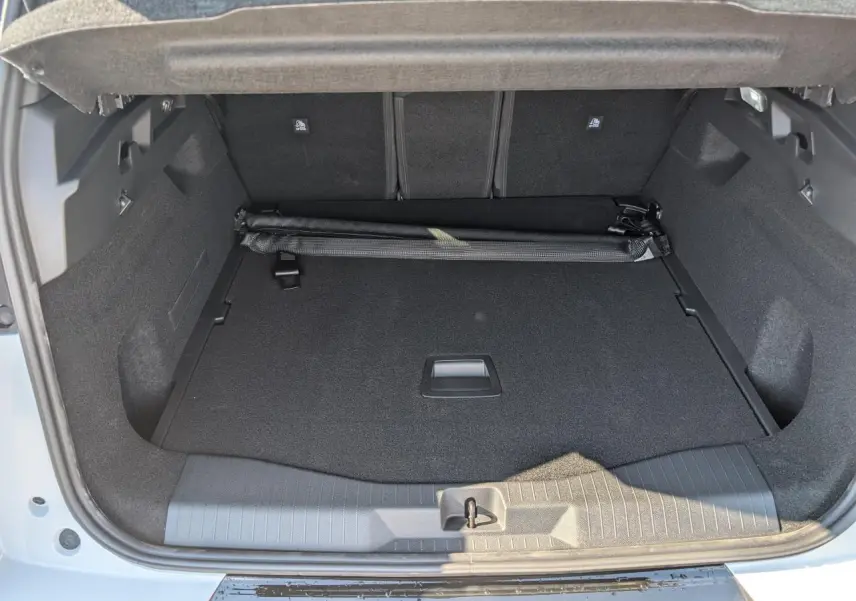 Coffre ouvert vu de face d'un Citroën C5 Aircross blanc, montrant un espace de chargement propre et spacieux.