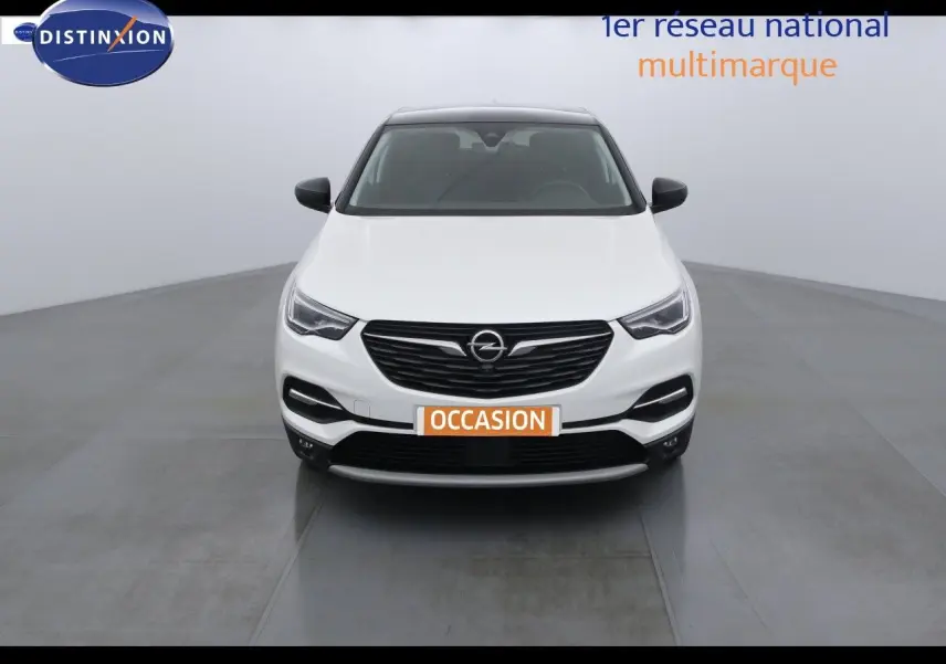Vue frontale d'un Opel Grandland X blanc nacré métal avec calandre noire et plaque "OCCASION" visible.