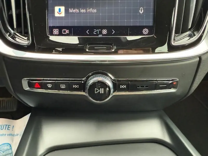 Détail du tableau de bord de la Volvo S60 2024 avec commandes multimédia sous l'écran tactile central.