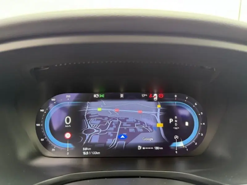 Tableau de bord numérique de Volvo S60 2024 affichant la navigation GPS et les informations de conduite.