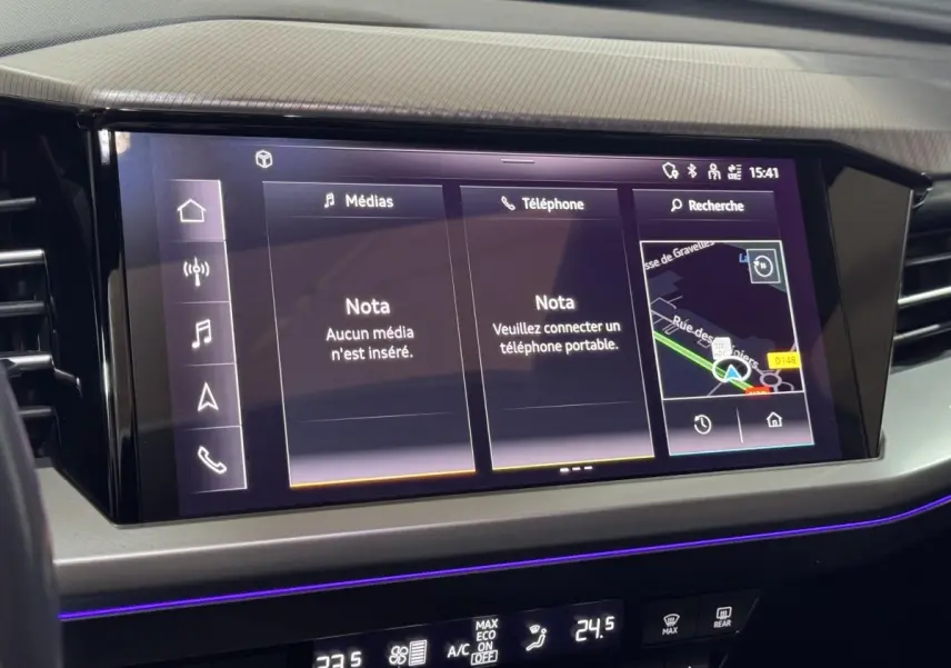 Écran tactile central 11,6 pouces de l'Audi Q4 E-TRON 2022 avec interface multimédia et navigation visible.