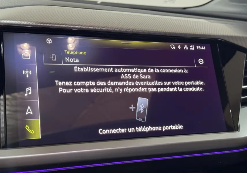 Écran tactile central affichant la connexion Bluetooth dans l'habitacle d'un Audi Q4 E-TRON gris foncé.