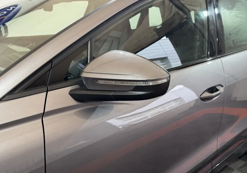 Rétroviseur droit gris foncé de l'Audi Q4 E-TRON 2022 avec clignotant intégré, vue rapprochée côté passager.