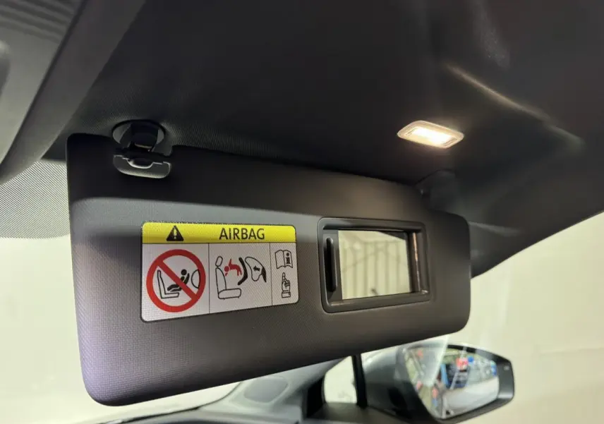 Détail du pare-soleil côté conducteur avec miroir et avertissement airbag dans un Audi Q4 E-TRON gris foncé 2022