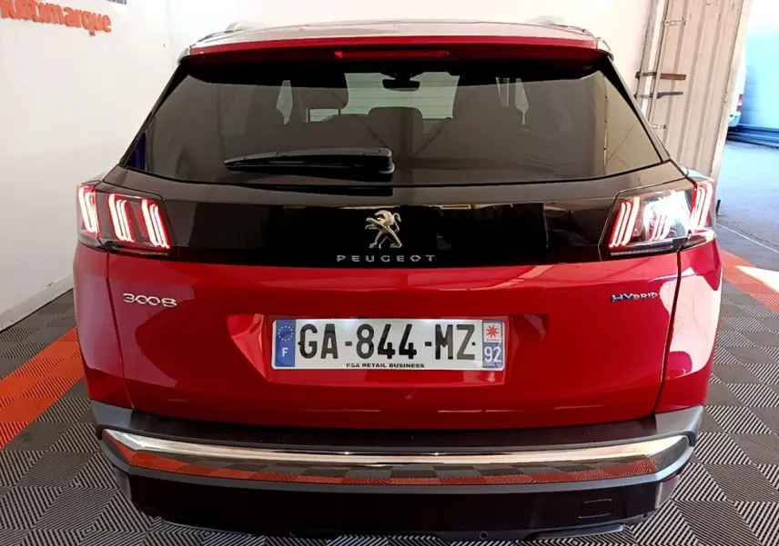 Vue arrière d’un Peugeot 3008 hybride rechargeable rouge avec feux LED caractéristiques et toit noir brillant.