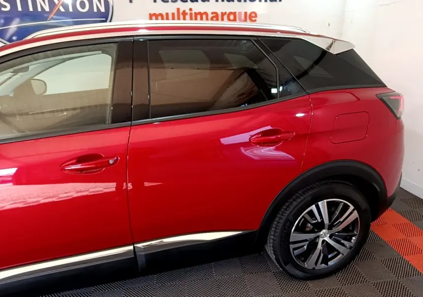 Vue latérale droite du Peugeot 3008 hybride rechargeable rouge avec toit noir et jantes alliage bicolores.