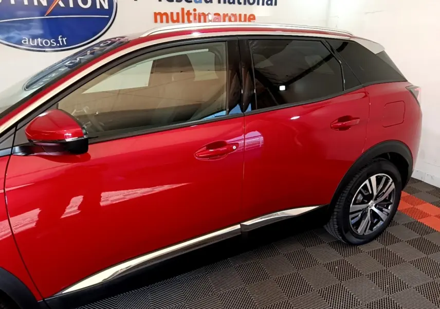 Vue latérale droite d’un Peugeot 3008 hybride rechargeable rouge avec jantes alliage et vitres teintées.