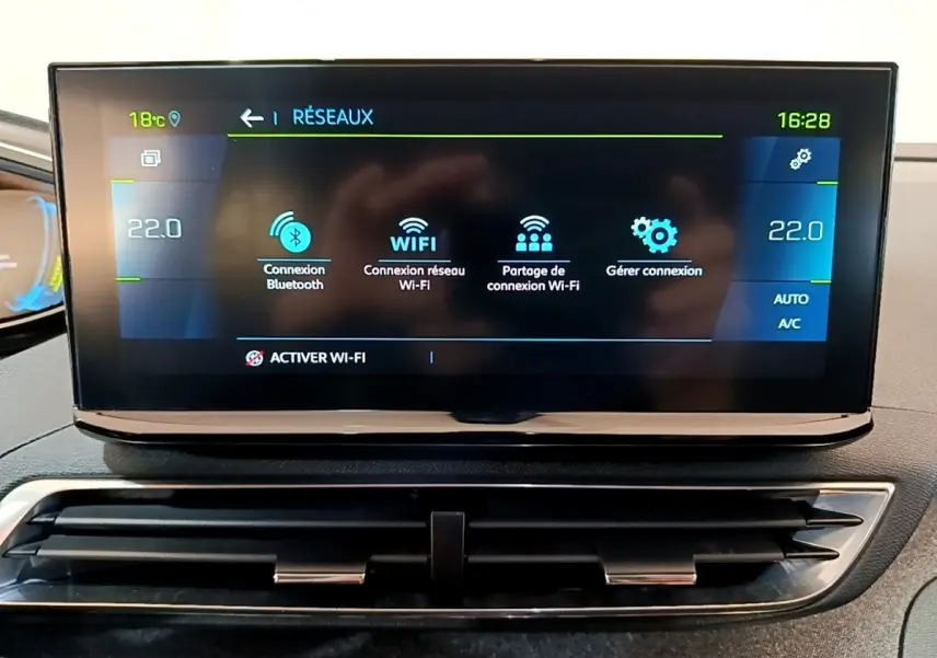 Écran tactile central affichant les options Wi-Fi et Bluetooth du tableau de bord du Peugeot 3008 hybride rechargeable.