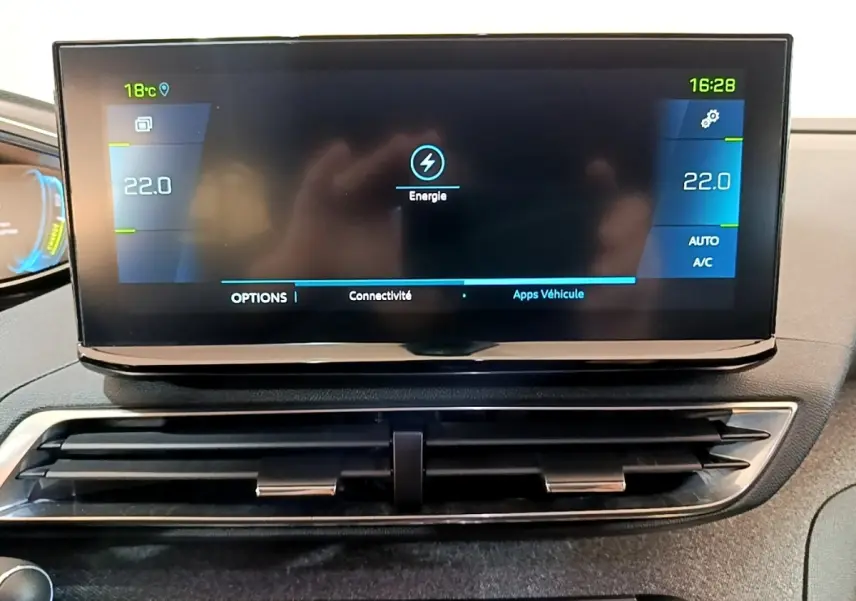 Écran tactile central affichant la gestion d'énergie et la climatisation à 22°C dans un Peugeot 3008 hybride rechargeable.