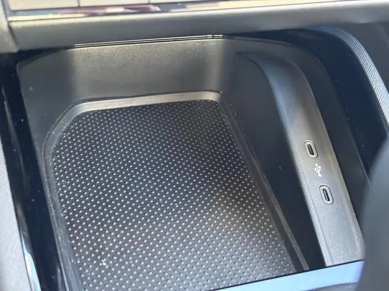 Gros plan sur le rangement central avant noir avec deux ports USB du Skoda Kamiq 1.5 TSI 2023 finition Ambition.