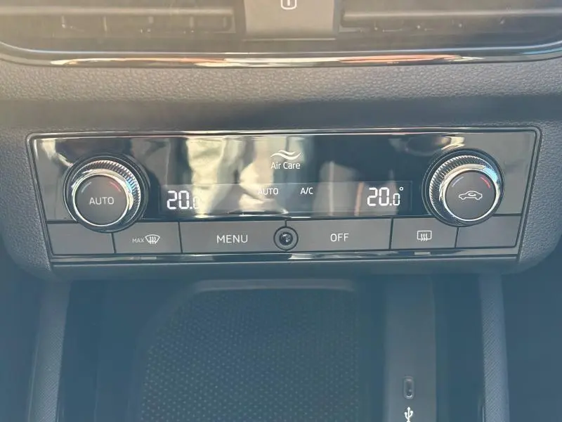 Panneau de commande de la climatisation bi-zone noir brillant du Skoda Kamiq 2023 avec réglage à 20 degrés.