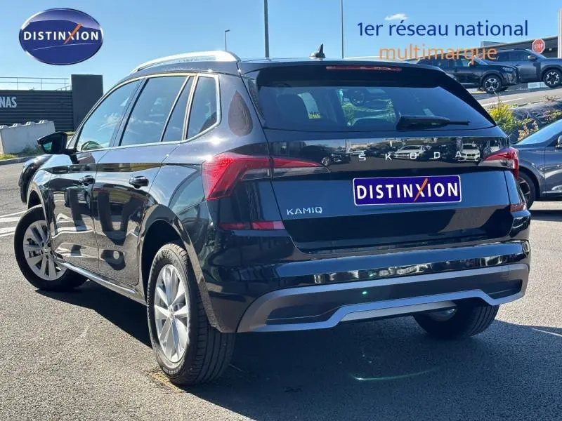 Vue 3/4 arrière droite d'un Skoda Kamiq noir Magic nacré avec feux arrière LED et jantes alu.
