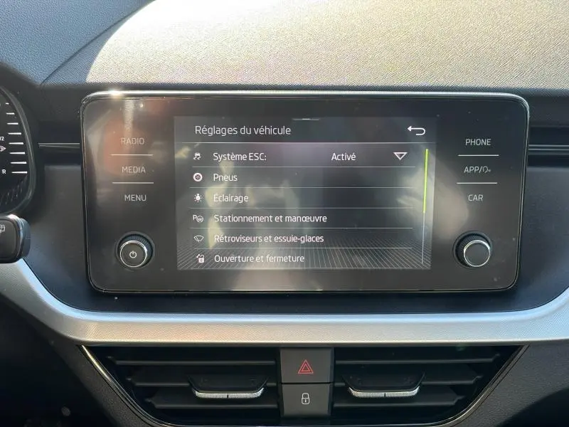 Écran tactile central du tableau de bord du Skoda Kamiq 2023 affichant les réglages du véhicule.
