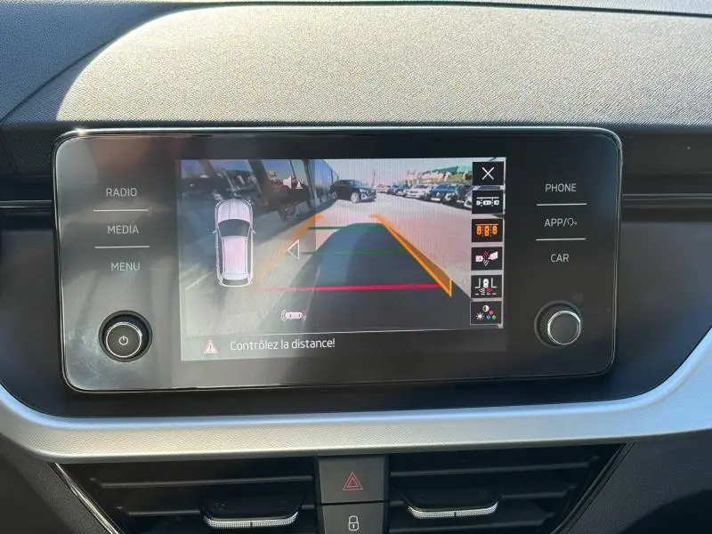 Écran tactile central montrant la caméra de recul du Skoda Kamiq 1.5 TSI Ambition 2023, intérieur noir.