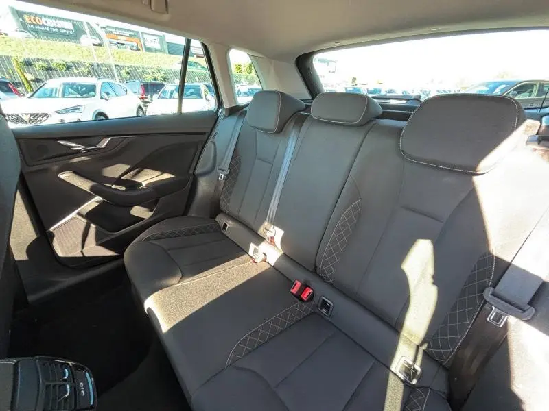 Vue intérieure de la banquette arrière en tissu noir quadrillé gris du Skoda Kamiq 2023, côté gauche visible.