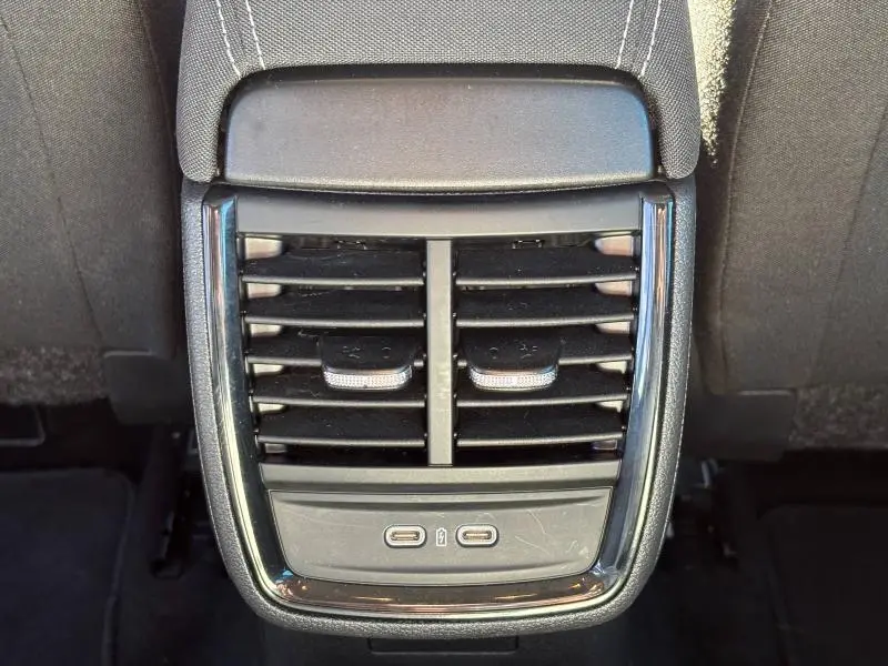 Vue rapprochée des aérateurs arrière et ports USB du Skoda Kamiq 1.5 TSI Ambition 2023 en intérieur noir.
