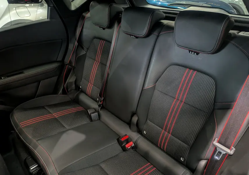 Vue intérieure sur les sièges arrière en cuir noir avec surpiqûres et bandes rouges du Renault Captur TCe 160 R.S. Line 2022.