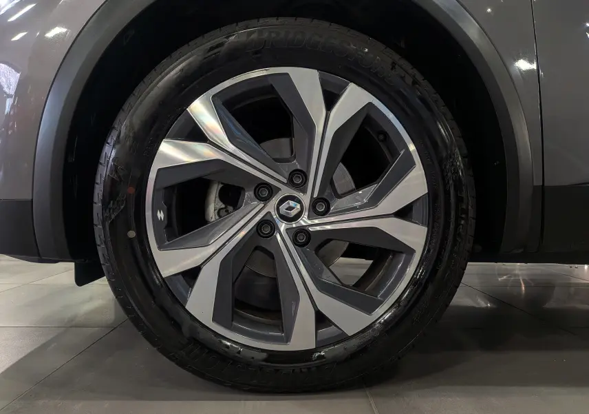 Gros plan sur la roue avant droite du Renault Captur TCe 160 R.S. Line gris Cassiopé avec jante alliage 18 pouces bi-ton.