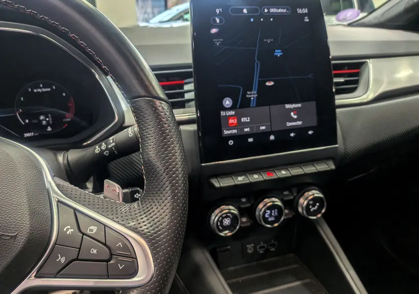 Intérieur du Renault Captur TCe 160 R.S. Line 2022, vue du tableau de bord avec écran tactile et volant cuir noir perforé.