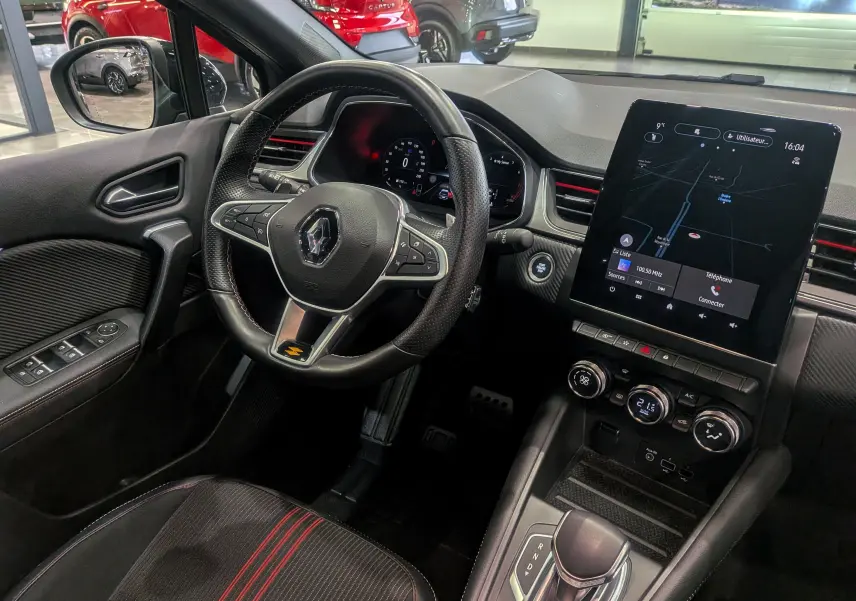 Intérieur du Renault Captur TCe 160 R.S. Line 2022, vue du poste de conduite avec volant sport et écran tactile central.