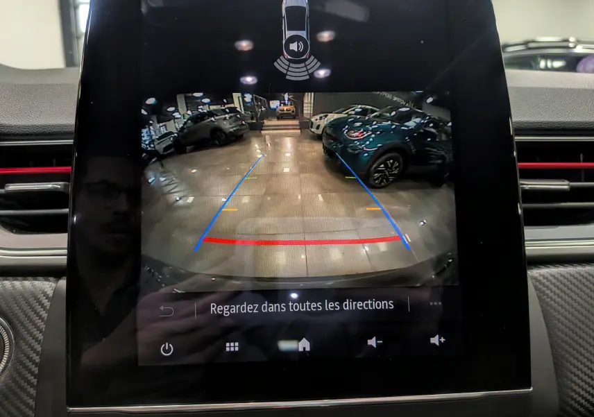 Affichage de la caméra de recul du Renault Captur TCe 160 R.S. Line, avec vue sur un parking intérieur et plusieurs véhicules stationnés.