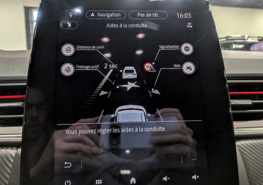 Écran tactile du tableau de bord du Renault Captur TCe 160 R.S. Line affichant les aides à la conduite.