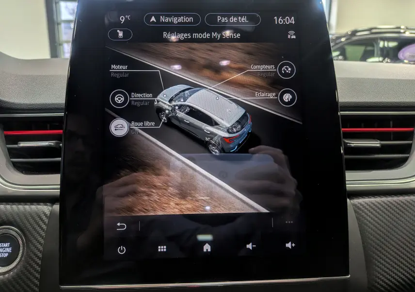 Écran tactile du tableau de bord montrant la vue 3D du Renault Captur gris Cassiopé avec toit noir en conduite.