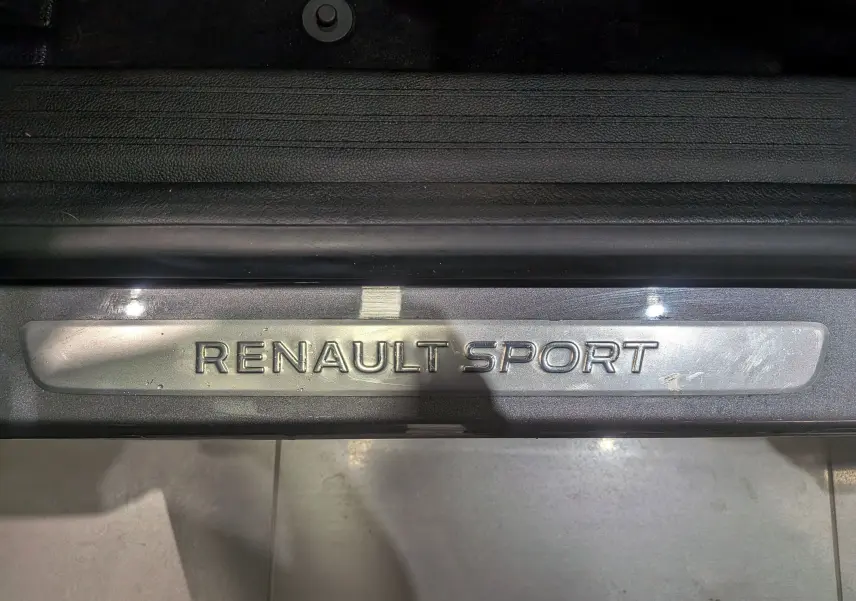 Gros plan sur la plaque de seuil de porte "RENAULT SPORT" du Renault Captur TCe 160 CH EDC R.S. LINE 2022.