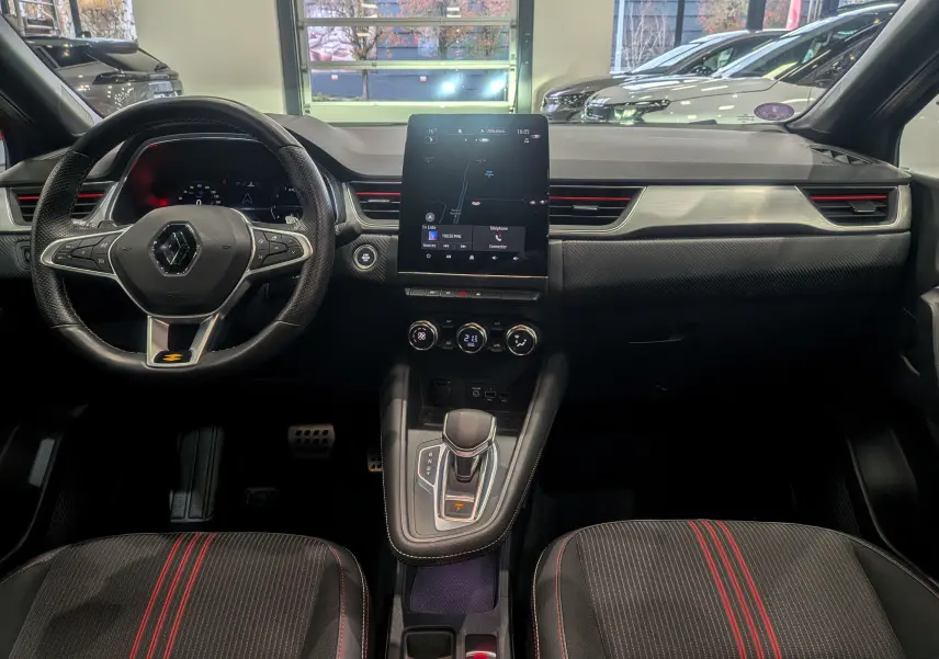 Intérieur du Renault Captur TCe 160 R.S. Line 2022, vue frontale du tableau de bord et console centrale avec écran tactile.