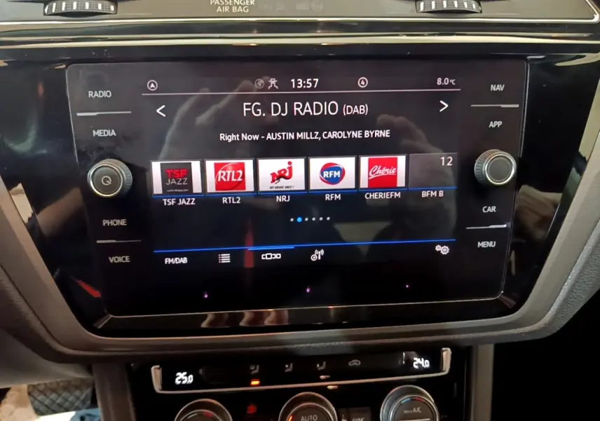 Écran tactile central allumé du Volkswagen Touran 1.5 TSI EVO DSG7 United 2021, vue intérieure rapprochée.