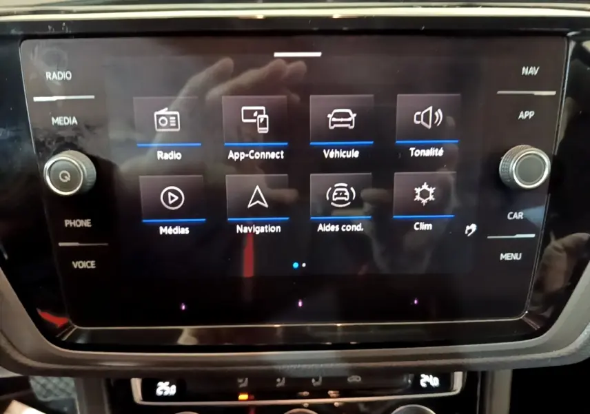 Écran tactile central du Volkswagen Touran 1.5 TSI EVO DSG7 United 2021 affichant les menus multimédia et navigation.
