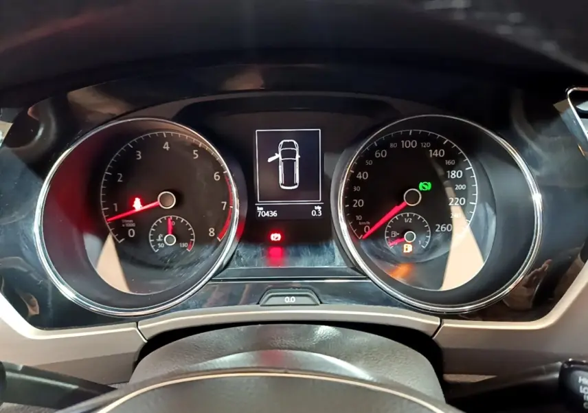 Tableau de bord du Volkswagen Touran 2021 avec compte-tours, compteur de vitesse et écran central affichant portière ouverte.