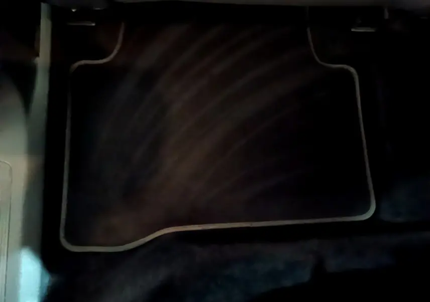 Tapis de sol noir avec bord beige côté conducteur d'un Volkswagen Touran 1.5 TSI EVO DSG7 United 2021.