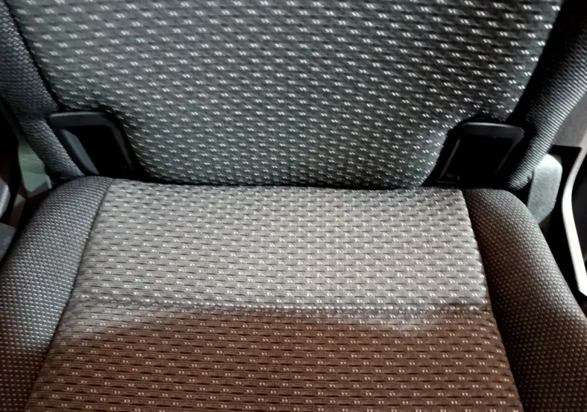 Gros plan sur l'assise en tissu gris du siège arrière d'un Volkswagen Touran 1.5 TSI EVO DSG7 United 2021.
